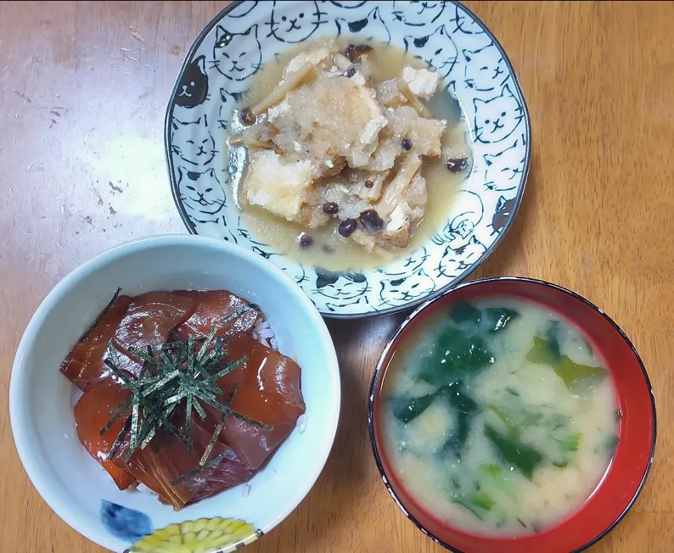 2022 1106　鮪の漬け丼　厚揚げときのこのレンジおろし煮　なめことわかめのお味噌汁|いもこ。さん