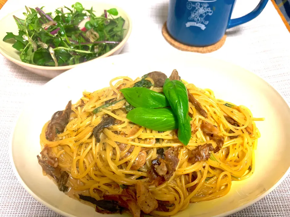 キノコと水菜のチーズパスタと摘み立て紫水菜とラディッシュのサラダ|Hiroさん