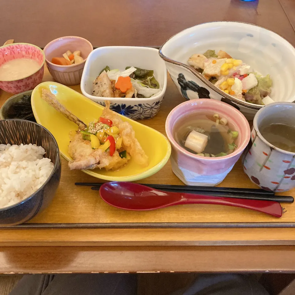 Snapdishの料理写真:鯵とりんごの天ぷらサルサ風🍎　　　　　鶏肉のれんこんはさみや焼き　　　　　　クリームチーズ・山芋・じゃが芋のごまサラダ|ちゃみこさん