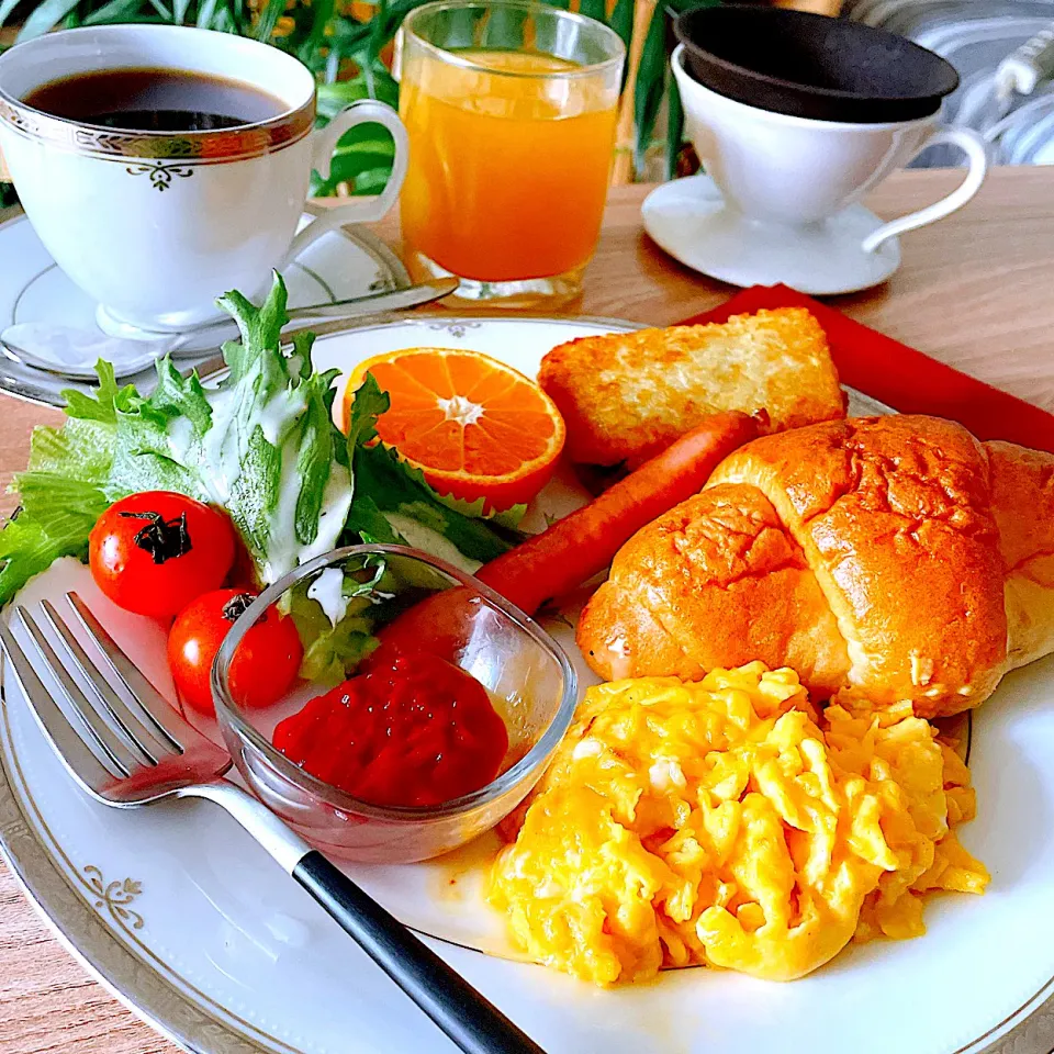 手製ハッシュドポテトやスクランブルエッグも添えてスペシャルモーニング🥐🥗☕️|Sの食卓さん