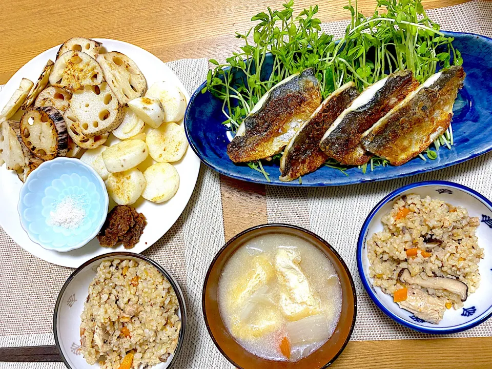 鯵の蒲焼き、サバ缶の炊き込みご飯、味噌汁、蓮根と長芋のロースト醤油麹とお塩で。|1614さん