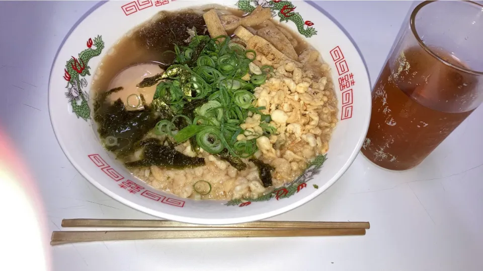 パパ作、お家ラーメン。私が冷蔵庫に片付けてる間にパパが作るのが週末のルール🤣具は大体市販の。|Saharaさん