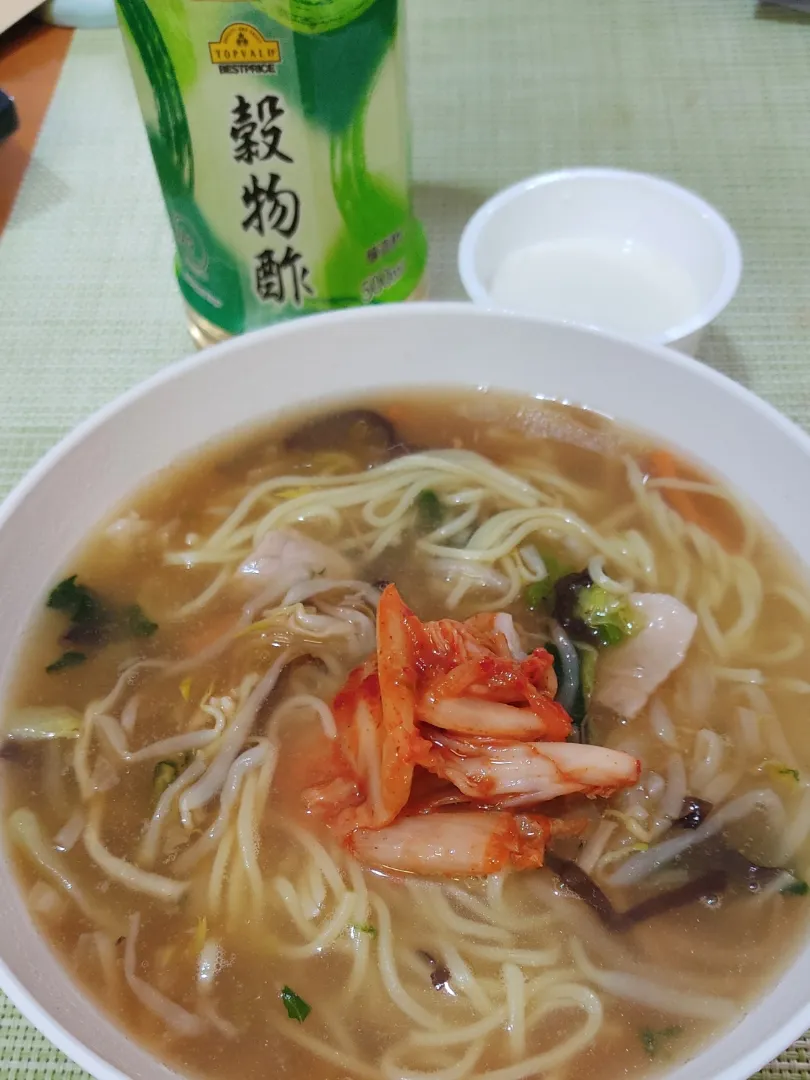 横浜あんかけラーメンと酢

私は、しょうゆラーメンには必ずと言っていいほど酢をかけます。
スープの味がよりハッキリすると思うのです。
ラーメン屋さんのテーブルに酢がないと、その店には二度と行きません。
お店側からはイヤな客なのかも知れません。|Rピージャーさん