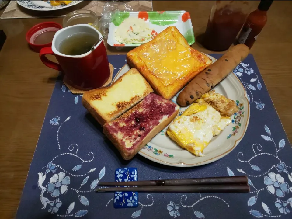 Snapdishの料理写真:各種トースト(昼飯)|enarinさん