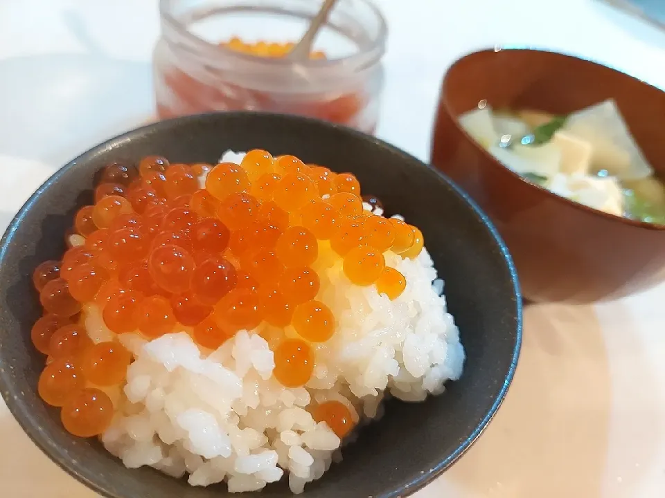 Snapdishの料理写真:いくらの醤油漬け

今年はじめて自分で作ってみました！
１回目は上手くいかず💦
何回かしてみてだんだんコツがつかめてきました。
今年はこれでラスト☺️|cokiさん