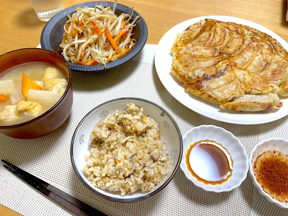 Snapdishの料理写真:浜松餃子、もやしの黒胡椒炒め、サバ缶の炊き込みご飯、味噌汁|1614さん