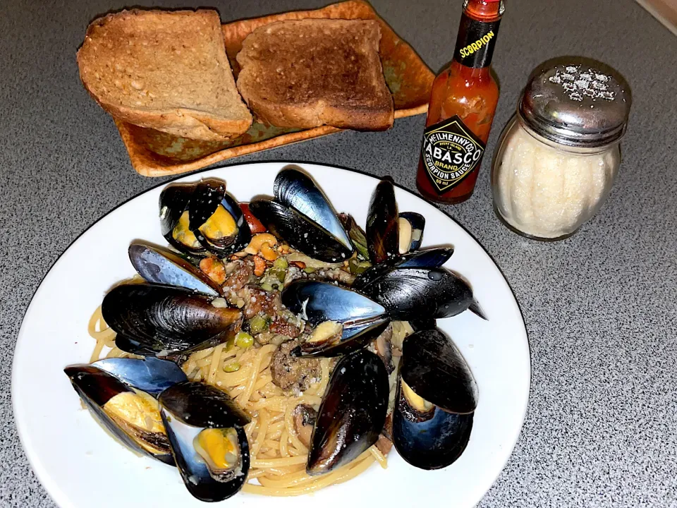 Spaghetti with mushrooms & petite peas. Mussels in garlic & shallot sauce.|270w178bさん