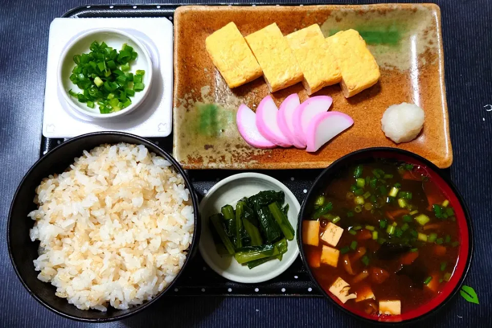 今日の朝ごはん（発芽玄米ごはんに玉子焼き・板かまぼこ、納豆、赤だしのなめこ汁、野沢菜漬）|Mars＠釜飯作り研究中さん