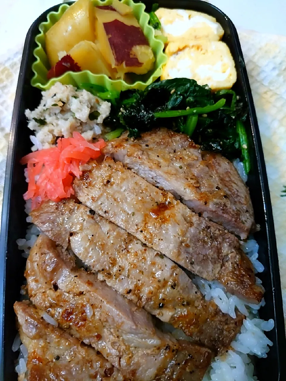 Snapdishの料理写真:豚ロース味噌漬け焼弁当|to coさん