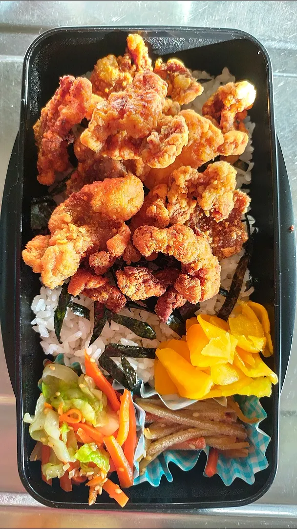 旦那弁当　2022/11/14

豚唐揚げのっけ丼
きんぴらごぼう
キャベツとニンジンのぽんずあえ|ユキヨメ♪さん