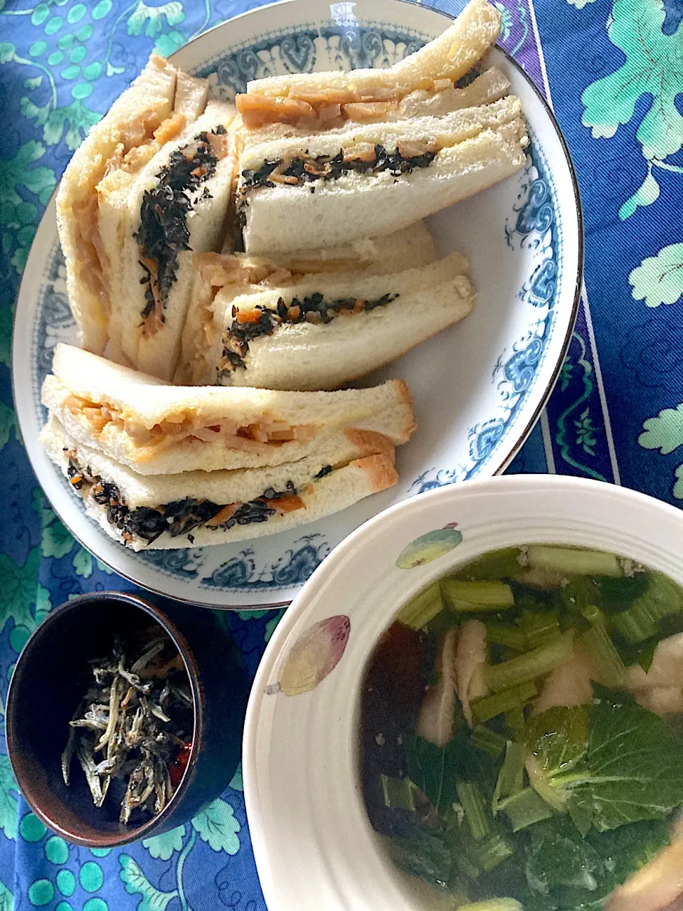 母のヒジキ煮と蓮根きんぴらのサンドイッチ❤️|さくたえさん