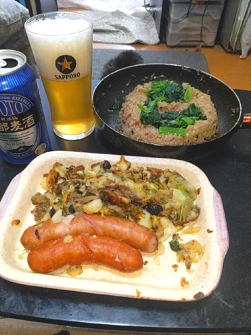 夜勤明け焼きポテトサラダ・鎌倉ハムの粗引き&チョリソーソーセージ焼き・其のソーセージとほうれん草のフライパンパエリア風を京都麦酒（黄桜）でビール🍺と|Tarou  Masayukiさん