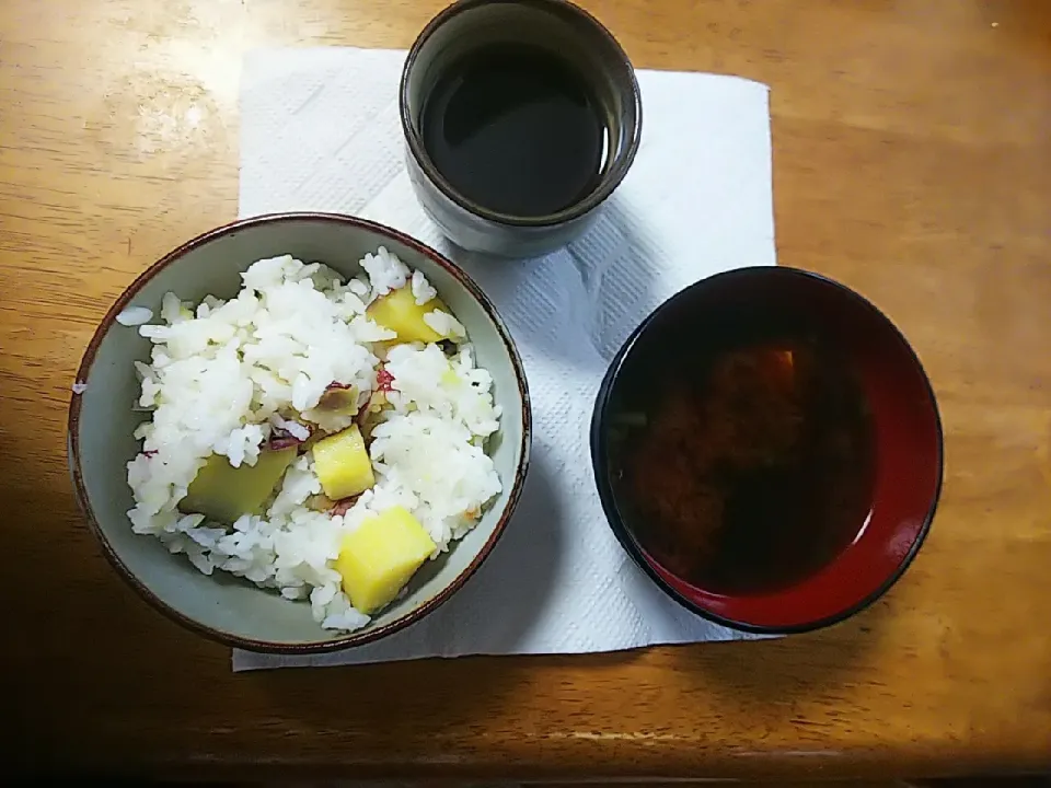 Snapdishの料理写真:芋ご飯と赤だし味噌汁|城山の山ちゃんさん