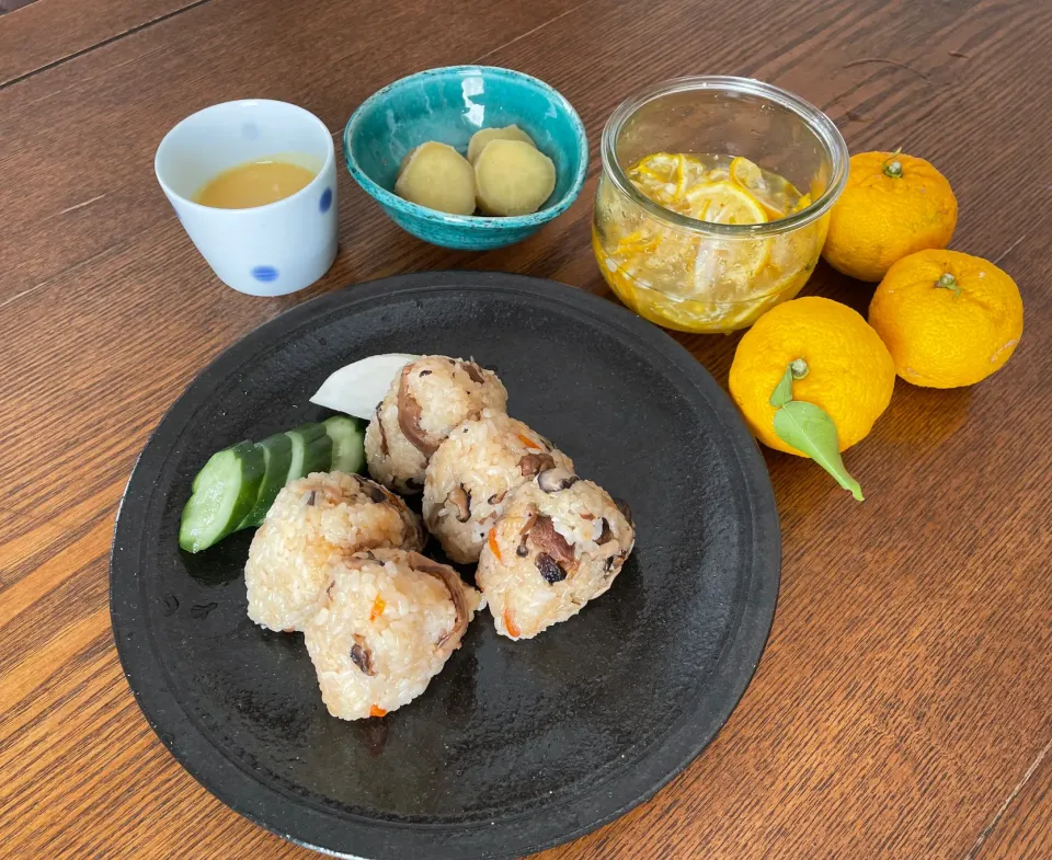 きのこと鶏の炊き込みご飯おにぎり|かずぴょんさん