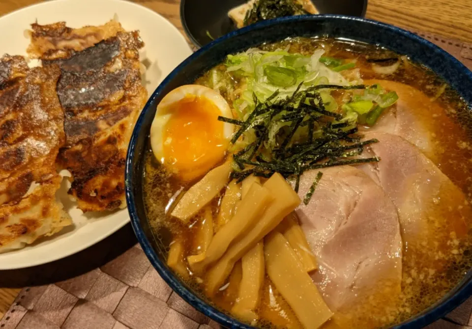 来来亭の生ラーメンと餃子|まみさん