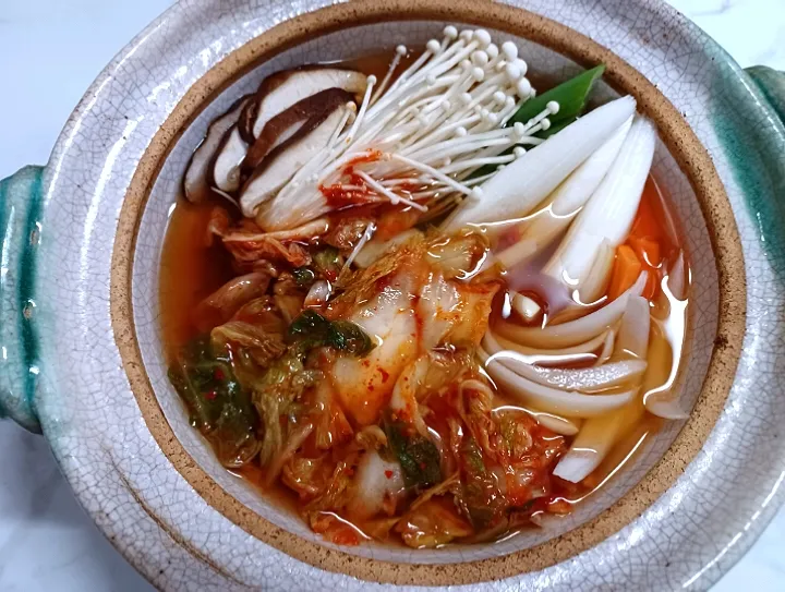 狸の宴シリーズ
いつぞやの献立
韓国料理三昧

[前菜]
①イカフェ(烏賊のお刺身)
(自家製·無化調·無添加のチョジャン和え)
②マグロユッケ←写真の物
(自家製·無化調·無添加の狸特製タレ和え)

[主菜/チゲ(鍋)]←写真の物
キムチチゲ
(自家製·無化調·無添加の狸特製タテギ仕立て)
※牛バラ肉は沸騰後に投下しますた(*´▽｀)

(具材)
牛バラ肉/キムチ/茸類/人参/玉葱/長ネギ
/狸特製ベース出汁

[〆]
うどんか豆腐投下だったかな？(^_^;)|タヌキさん