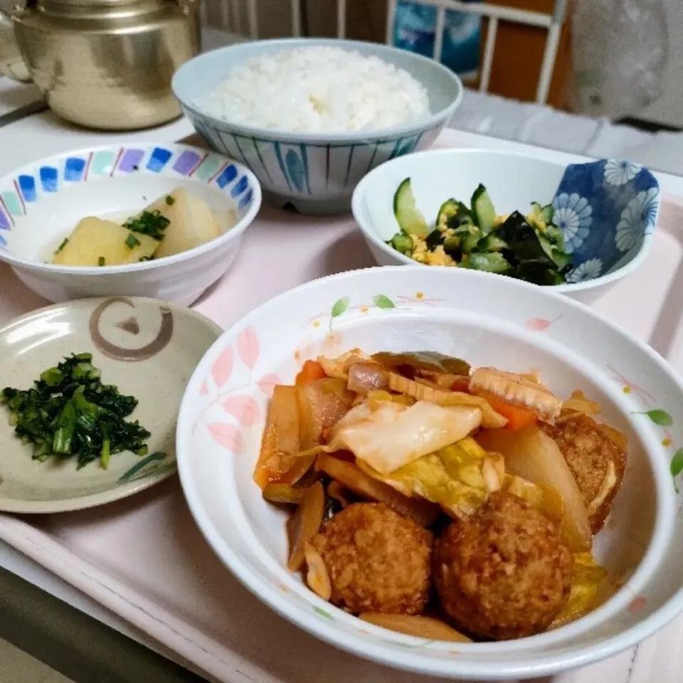 ミートボールと野菜のケチャップ炒め
きゅうりとわかめと炒り卵の酢の物
じゃがいもの煮物
大根の葉っぱ
大盛りごはん

美味しいんだが、
ほとんど野菜やないか〜い！
健康になりそうだ。|ariyo4200さん