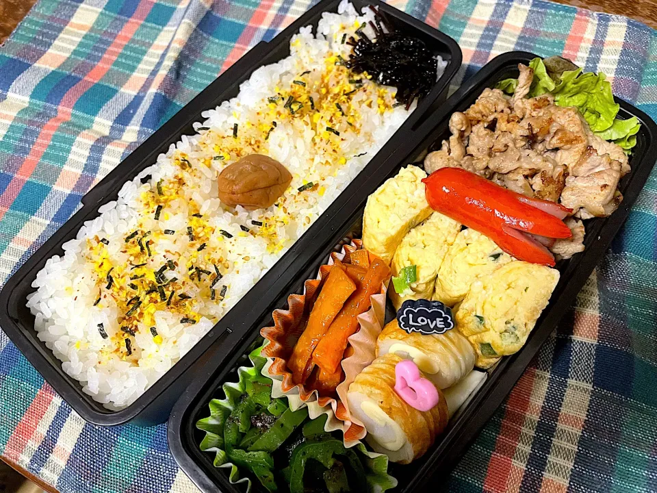 Snapdishの料理写真:お弁当★豚肉の梅マヨ焼き、ネギ卵、ピーマンのゆかり和え、にんじんの酢みそ和え、チーズちくわ|ハルさん