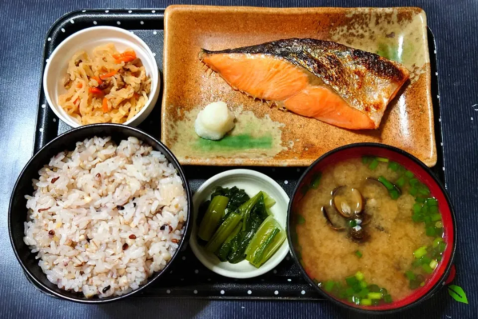 今日の朝ごはん（十六穀ごはんに焼鮭（銀鮭）、切り干し大根、しじみ汁、野沢菜漬）|Mars＠釜飯作り研究中さん