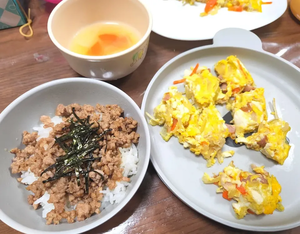 こどもごはん😊そぼろ丼にきざみのりをのせて✨|みーさん