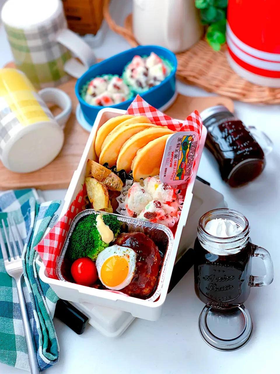 カラフル蒸しパンとパンケーキ弁当|satomiさん