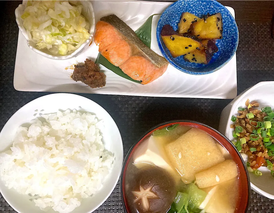 本日朝食、酢キャベツ、シャケの塩焼き　大学芋　ネギ味噌　納豆糀、具沢山の味噌汁|ナタママさん