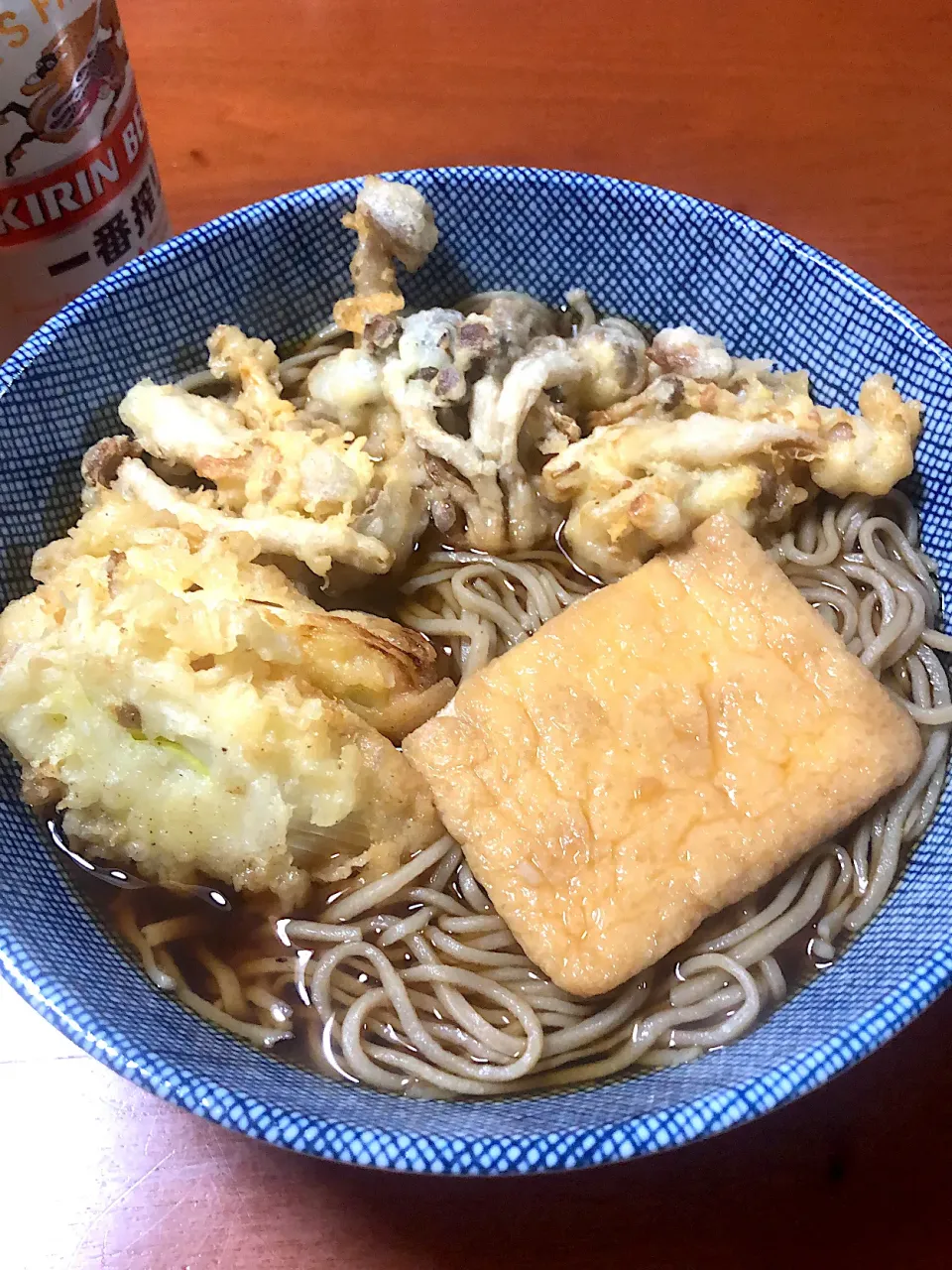 Snapdishの料理写真:幌加内産キタワセ新蕎麦　丸抜き挽きぐるみ　二八手打ち蕎麦　　しめじ＆太ネギの天ぷら　お揚げ蕎麦|Miekoさん