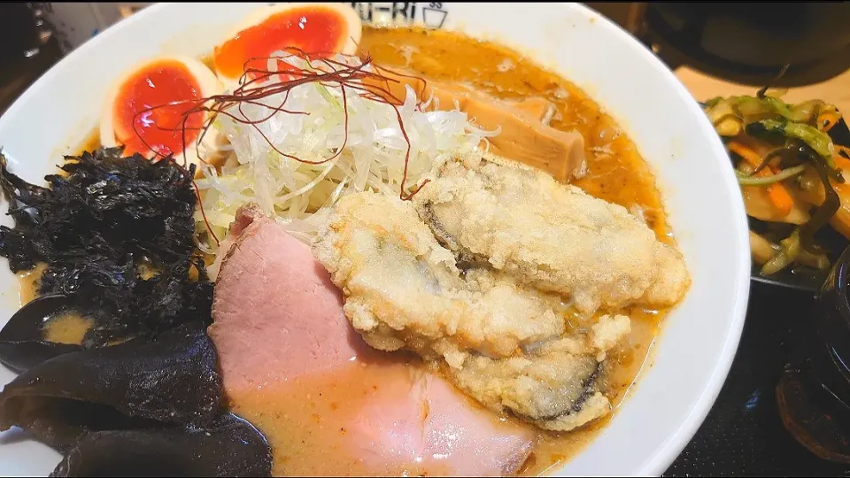 【11月の限定】
らーめん専門 Chu-Ru-Riちゅるり
濃厚牡蠣味噌ラーメン (1,200円)
＋牡蠣の素揚げ1個 (120円)
＋味玉 (Twitterフォローで 無料)
＋自家製漬物 (卓上、無料)
＋ミニアイスコーヒー (無料)
＠十条7分
(赤羽から徒歩26分)
22243|大脇さん