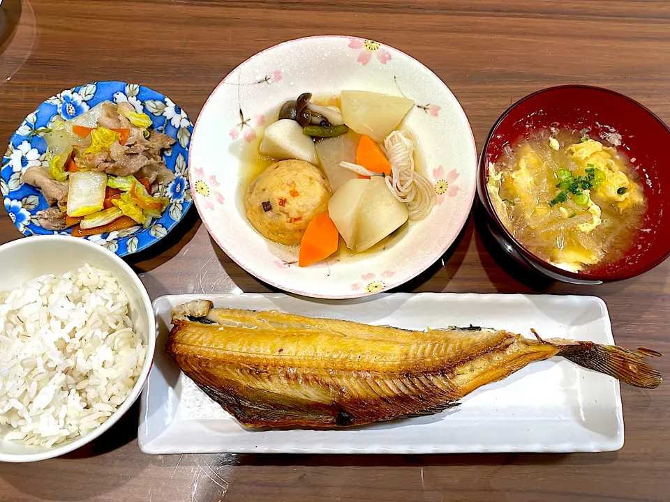 Snapdishの料理写真:ホッケの干物　大根と卵の味噌汁　煮物　豚こまと白菜のバタポン炒め|おさむん17さん