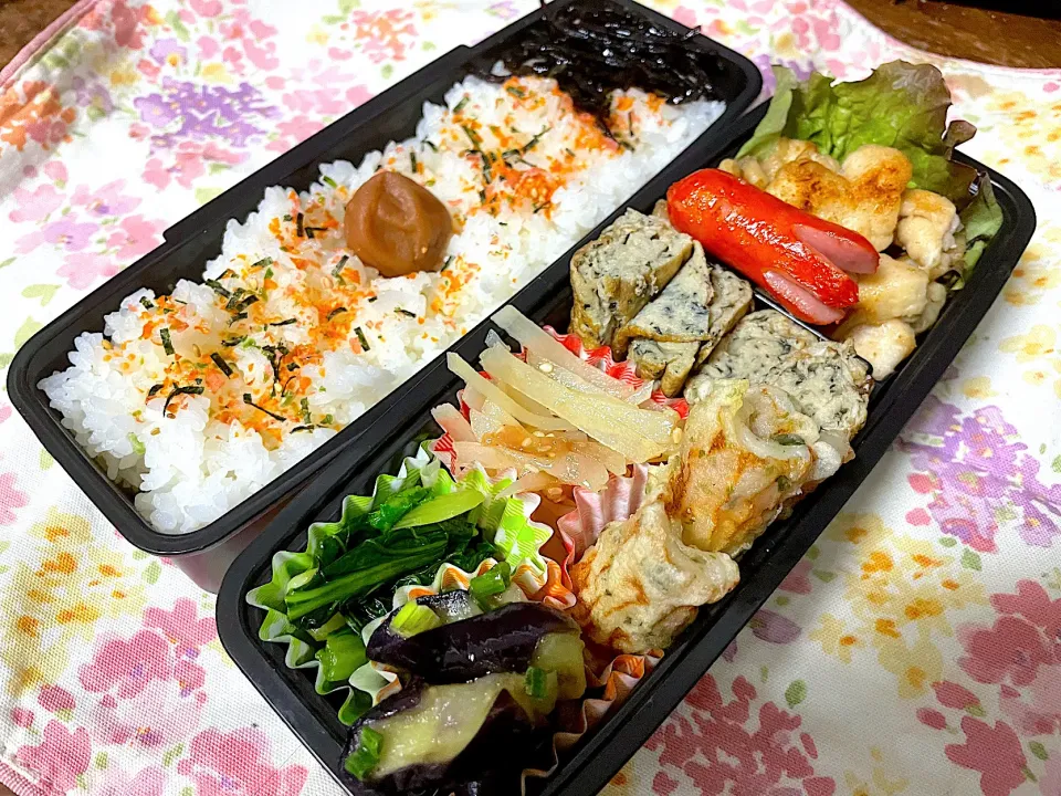 お弁当★白だしチキンソテー、ゆかり卵、小松菜のラー油和え、なすの柚子胡椒蒸し、じゃがいもの梅ナムル、ちくわの磯辺揚げ|ハルさん