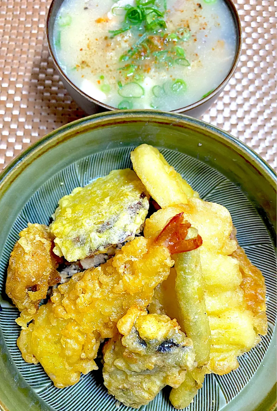 なかなか豪華な天丼|すくらんぶるえっぐさん