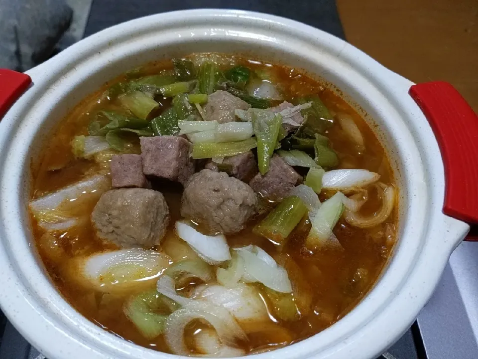 Snapdishの料理写真:夜勤明けサイコロステーキ&鶏団子と野菜と生姜たっぷり味噌カレー鍋|Tarou  Masayukiさん