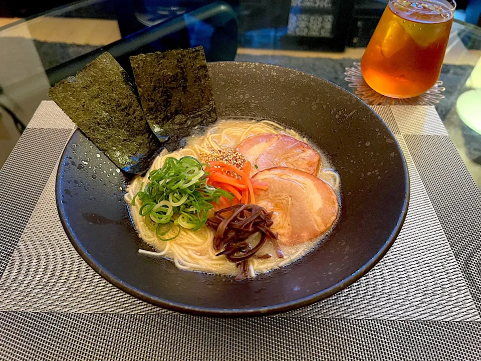 Snapdishの料理写真:休日の水曜日✨　朝から豚骨ラーメン🍜😆|yokoさん