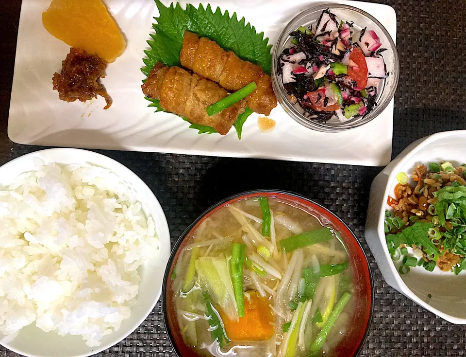 赤かぶのもものすけとひじきのサラダ、大根の豚バラ巻き麹納豆にねぎ味噌に具沢山の味噌汁|ナタママさん