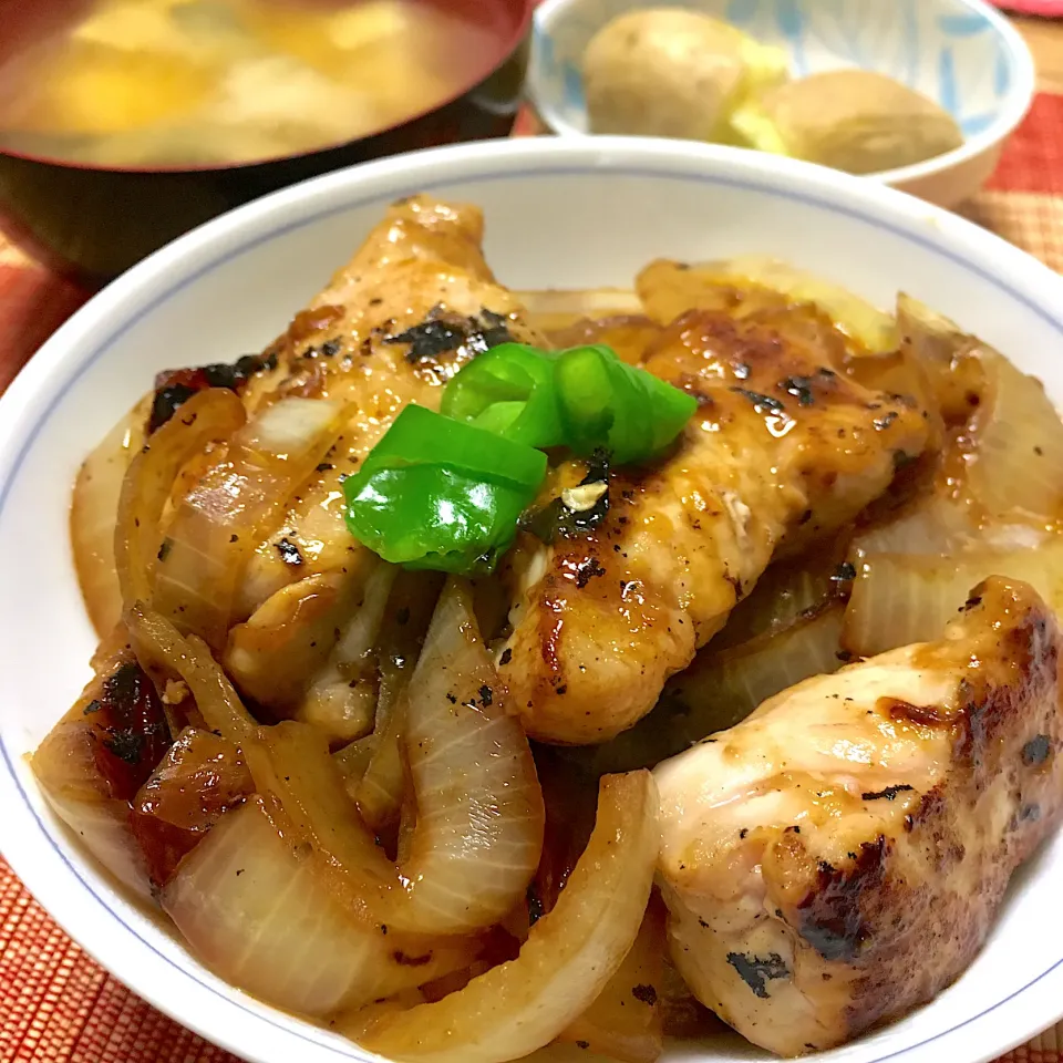 Snapdishの料理写真:2022/11/16 北海道玉ねぎ&豚の生姜焼丼|kykyさん