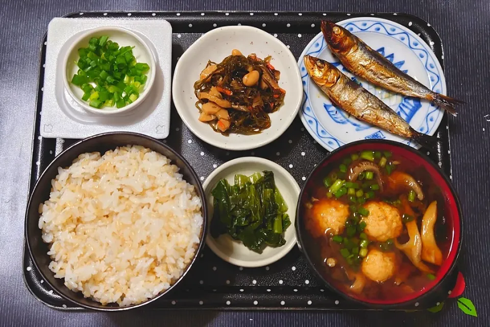 今日の朝ごはん（発芽玄米ごはんにめざし（鰯）、切り昆布煮、納豆、赤だしの平茸とつみれのみそ汁、野沢菜漬）|Mars＠釜飯作り研究中さん