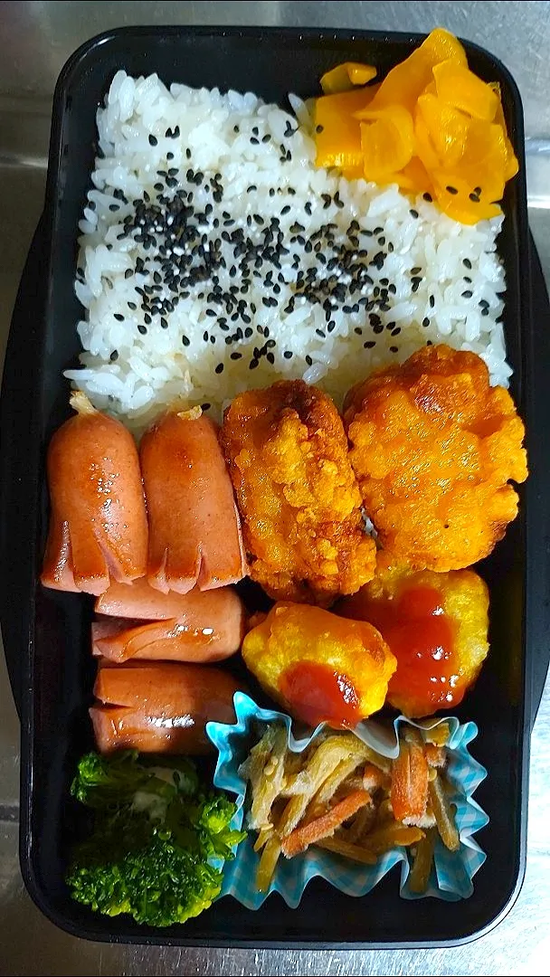 旦那弁当　2022/11/17

鶏竜田揚げ
タコさんウインナー
ハッシュドポテト
きんぴらごぼう
ブロッコリーマヨ|ユキヨメ♪さん