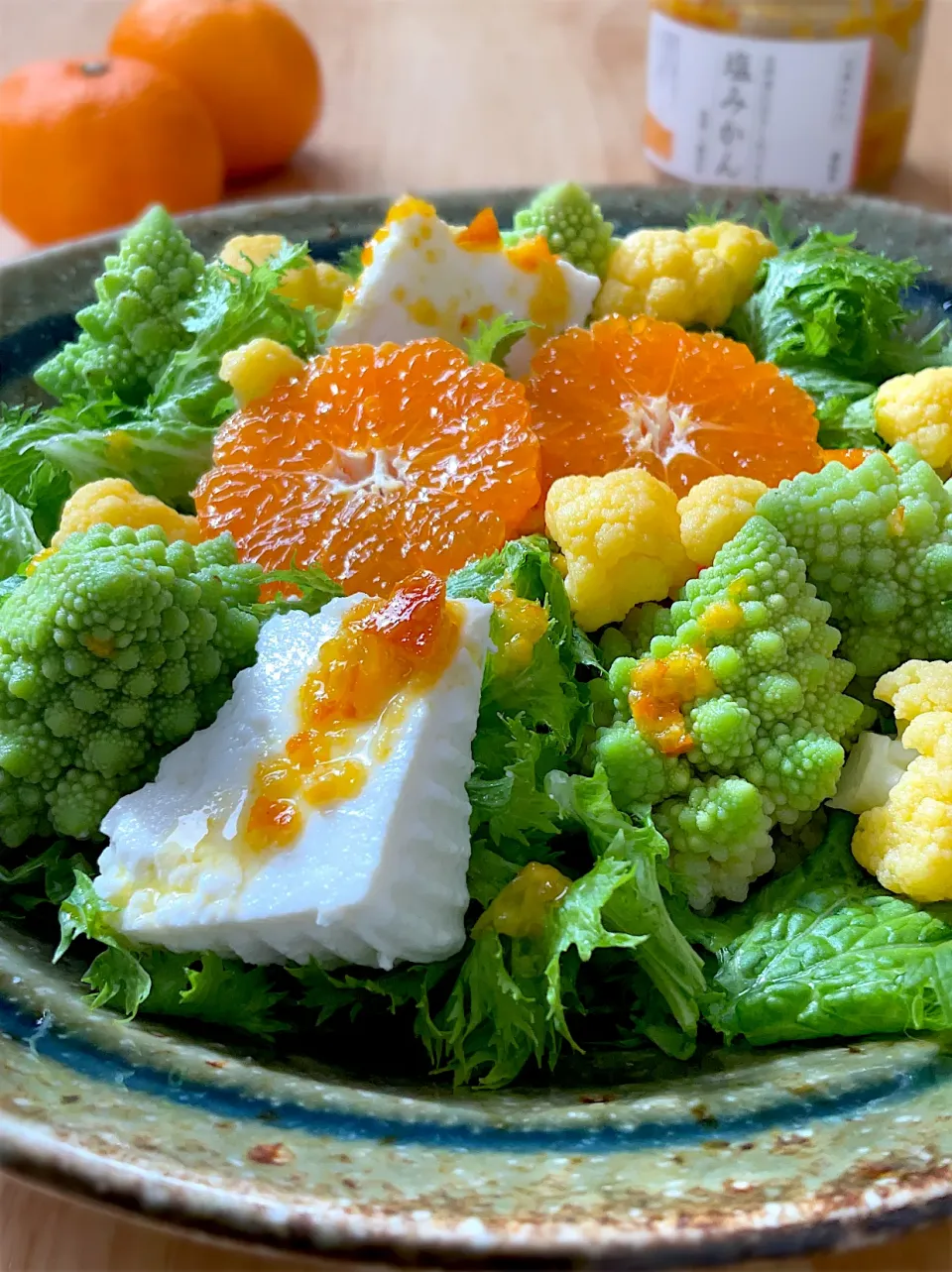 ロマネスコとオレンジカリフラワーとわさび菜とみかんとリコッタチーズの塩みかんサラダ🍊|9421beruさん