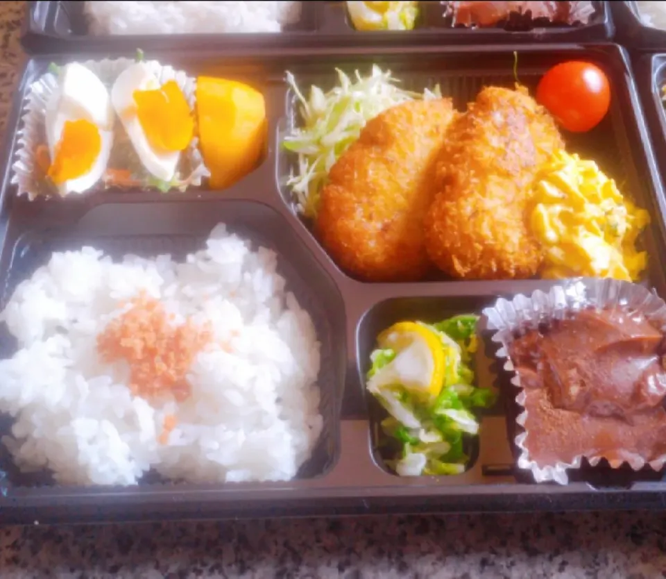 カニクリームコロッケ弁当

カニカマdeカニクリームコロッケ

値上げに負けない！！
お金をかけず美味しいお弁当作りを
毎日、お客様にお届けしております♡
カニカマ、タマネギ、小麦粉、牛乳、バター
塩コショウ、卵、パン粉、油
簡単に作れますよｗ
デザートにココアムース
牛乳パックの中にココアムースを入れ
5時間くらい冷|ごますりさん