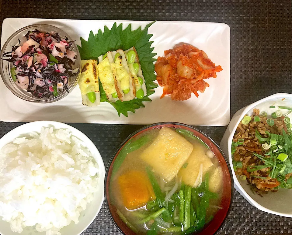 ちくわに枝豆とチーズを乗せて焼いたのと、麹納豆の朝ごはん|ナタママさん