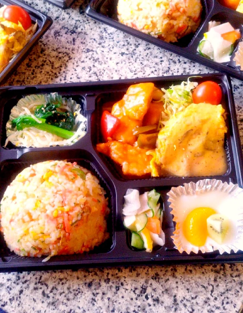 中華丼弁当♬大盛り♬

鶏むね肉de酢豚風
カニカマdeｶﾆ玉風
もやしと小松菜でナムル
大根でコールスローサラダ
杏仁豆腐
炒飯
炒飯は、鶏ガラスープ、味の素、塩コショウ
で味つけしております
紅生姜、ネギをいれると更に
美味しくなりますよ♡|ごますりさん