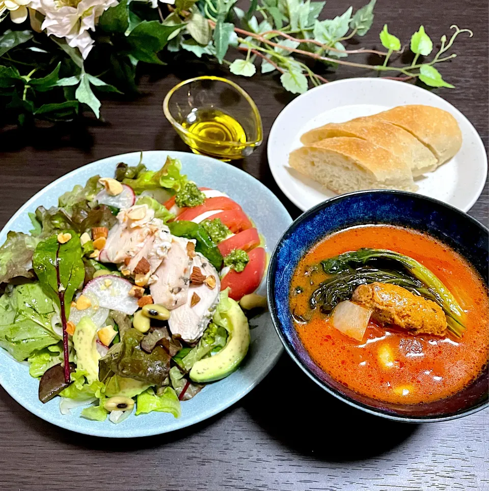 Snapdishの料理写真:パンを焼いたら🥖　お供はこっくり野菜たっぷりスープと欲張りなサラダ🥗|yukki-----さん