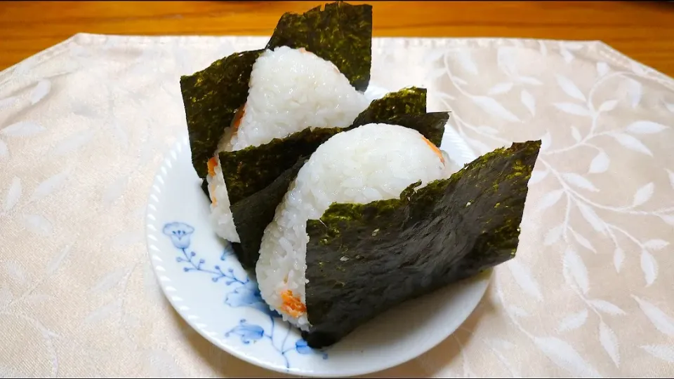 11/16の夜勤弁当
塩鮭のおにぎり🍙|卯月さん