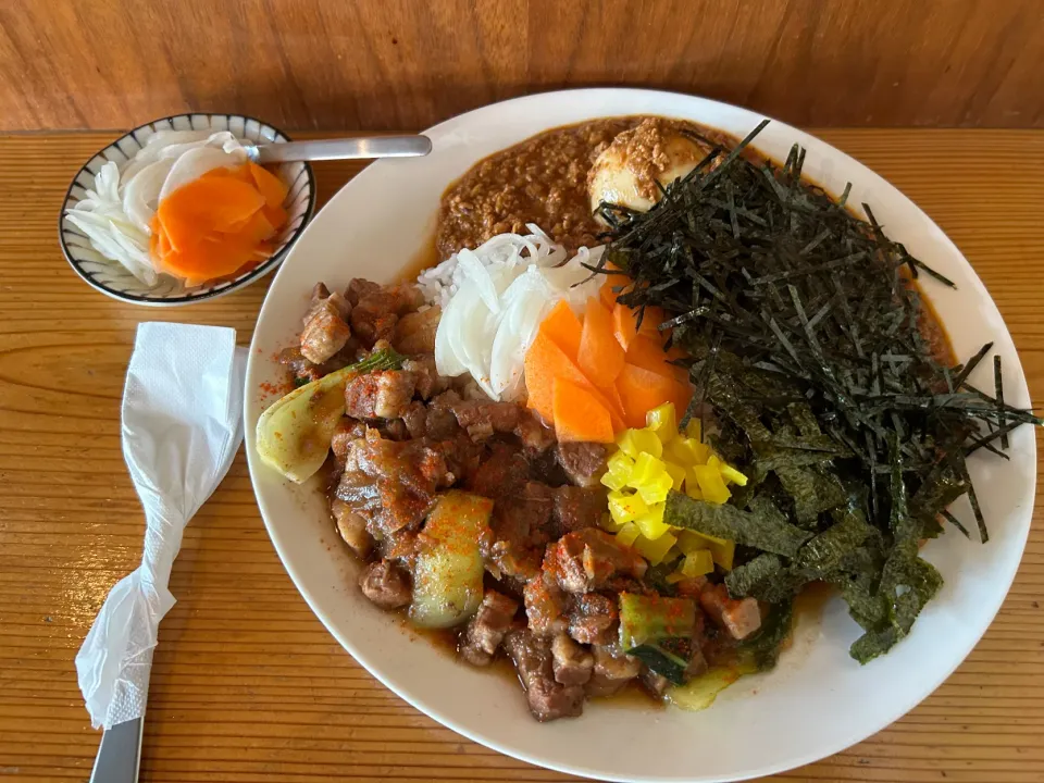 Snapdishの料理写真:ピリ辛ルーローハンと極辛キーマクラシックのりだくのあいがけ🇹🇼🍛🔥味玉トッピング🥚ピクルスマシマシ🥒|buhizouさん