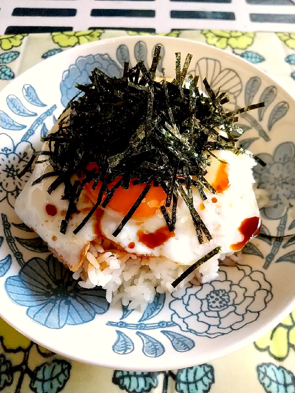 Snapdishの料理写真:目玉焼きご飯|sumireさん