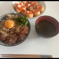 マグロ漬け丼と青さの味噌汁とサーモンチーズ|づみみんさん