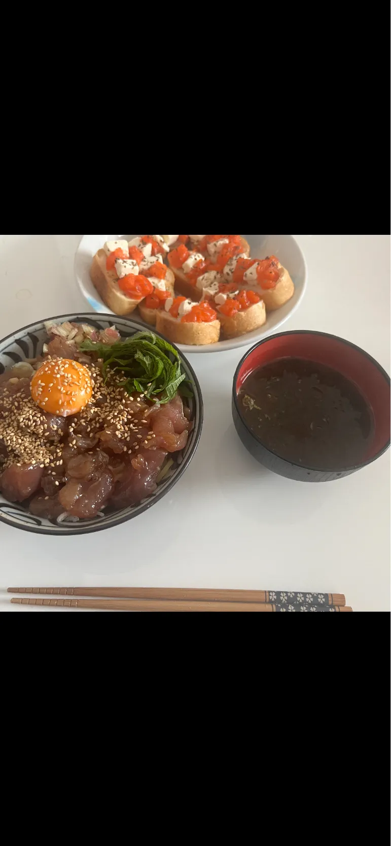 Snapdishの料理写真:マグロ漬け丼と青さの味噌汁とサーモンチーズ|づみみんさん