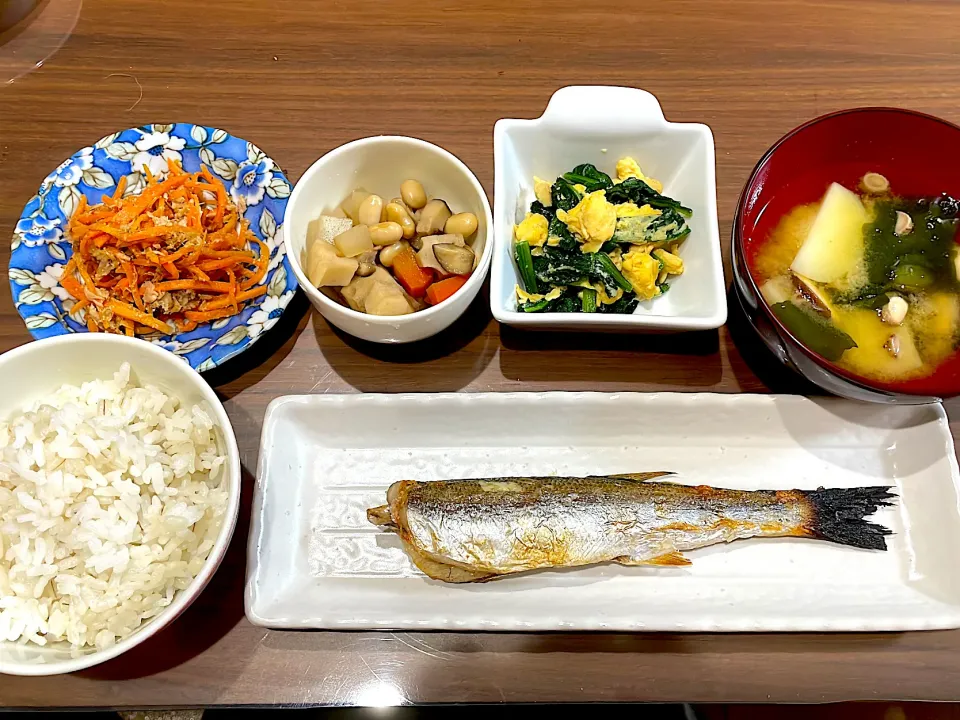 Snapdishの料理写真:カマスの塩焼き　じゃがいもの味噌汁　ほうれん草と卵のふんわり炒め　五目豆　無限人参|おさむん17さん