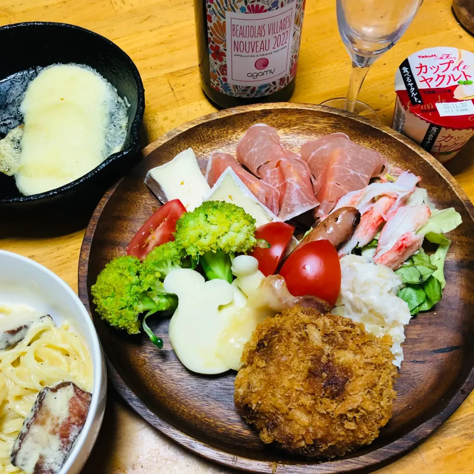 Snapdishの料理写真:ボジョレーヌーボとボジョレーヌーボの為のプレート|ミカさん