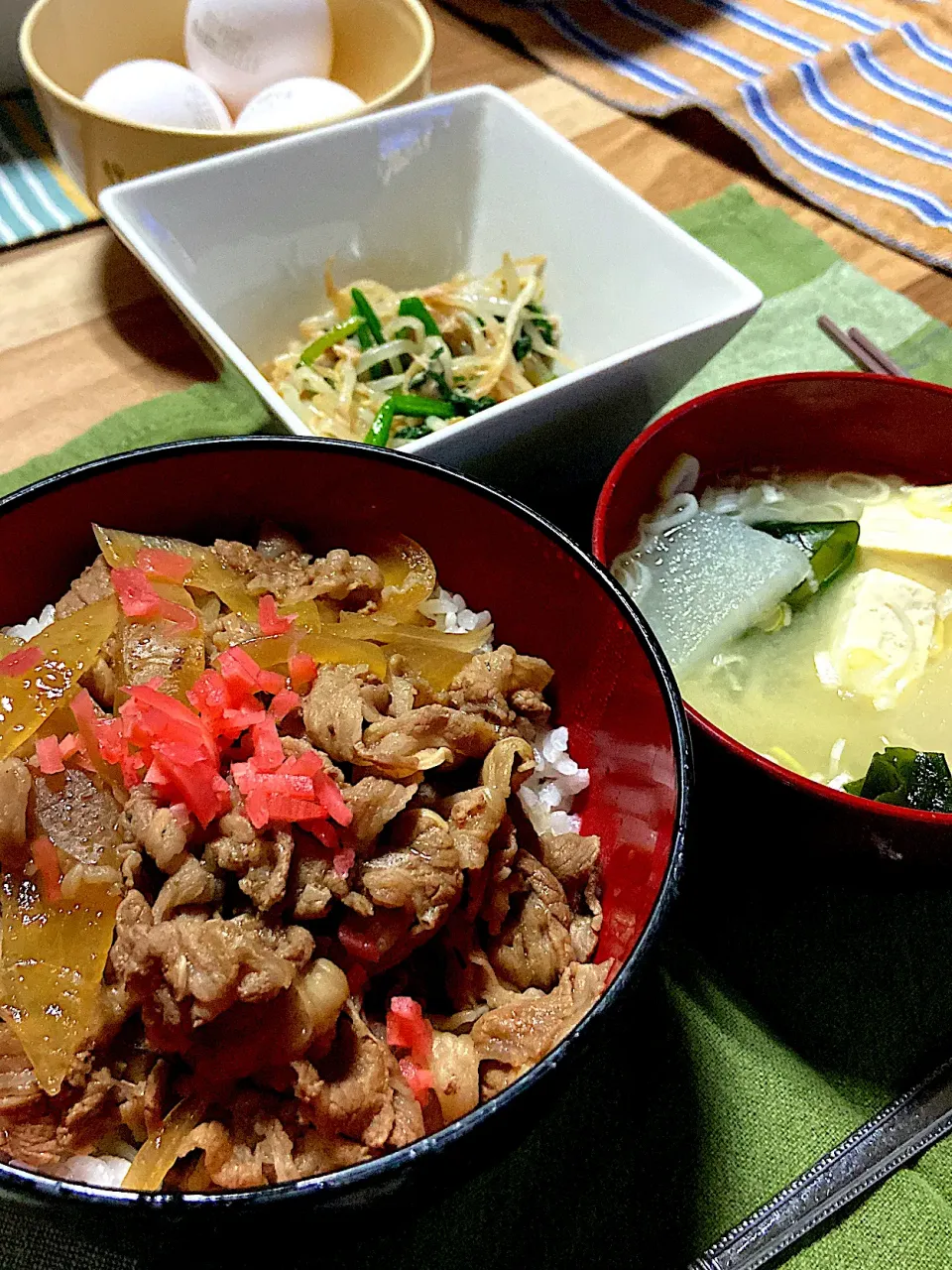 Snapdishの料理写真:お夕飯。久々のお家牛丼。もやしとほうれん草の中華サラダ|renharuruさん